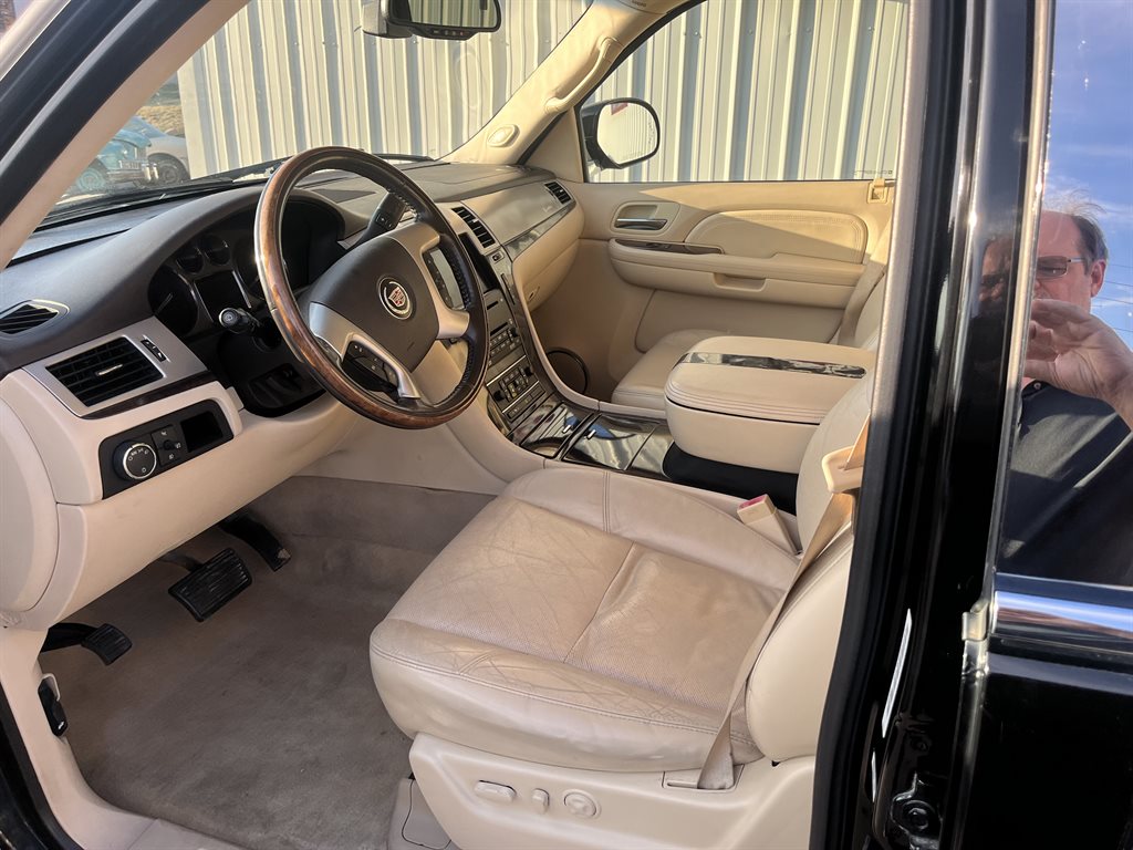 2007 Cadillac Escalade Luxury photo 9