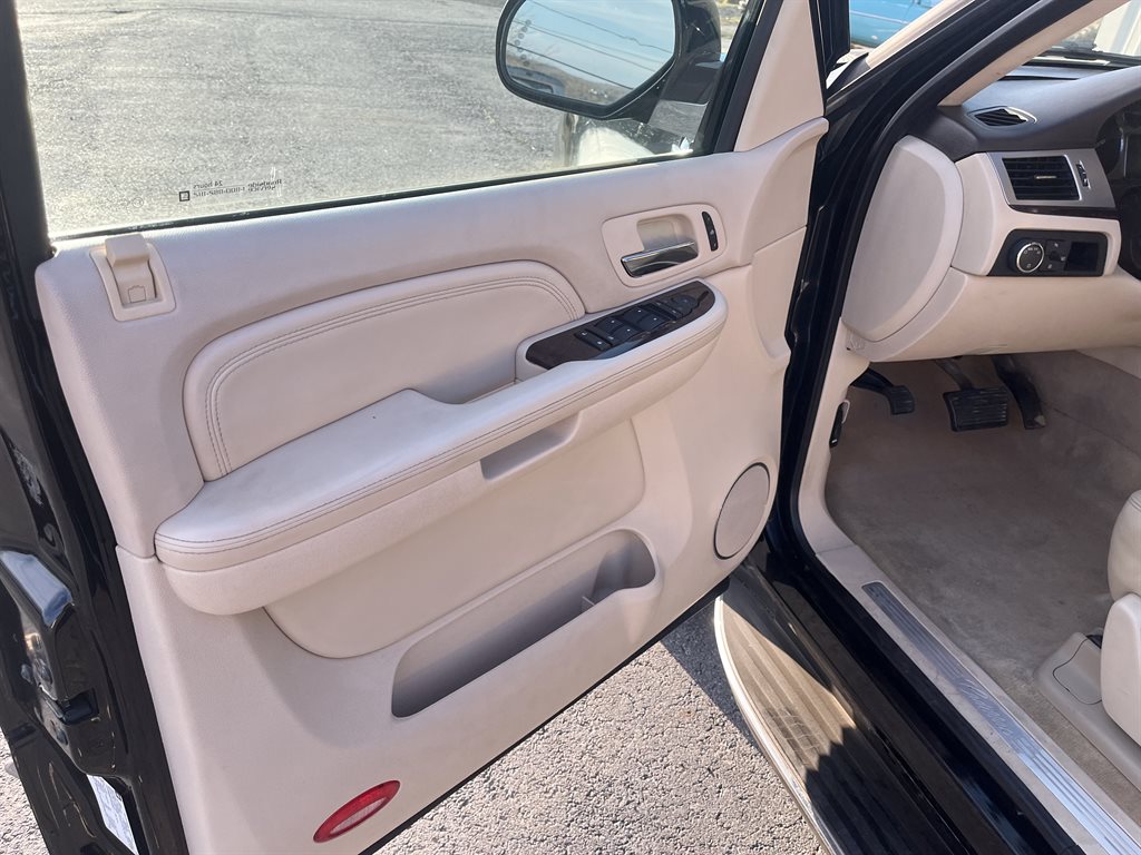 2007 Cadillac Escalade Luxury photo 12