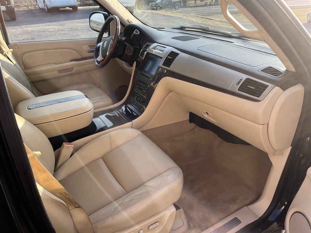 2007 Cadillac Escalade Luxury photo 17